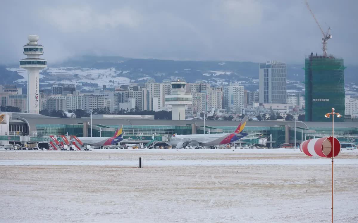 Tuyết rơi dày đặc trên đường băng của sân bay quốc tế Jeju ngày 8/2 (Ảnh: Yonhap)