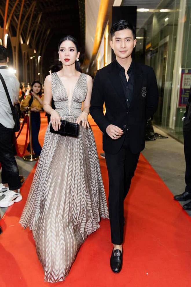 Bạn trai kém 11 tuổi của Lệ Quyên không dám ôm hoa hậu Tiểu Vy: