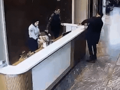 Gói bưu kiện bí ẩn bất ngờ phát nổ khi đang mở, camera ghi lại cảnh tượng kinh hoàng- Ảnh 1.