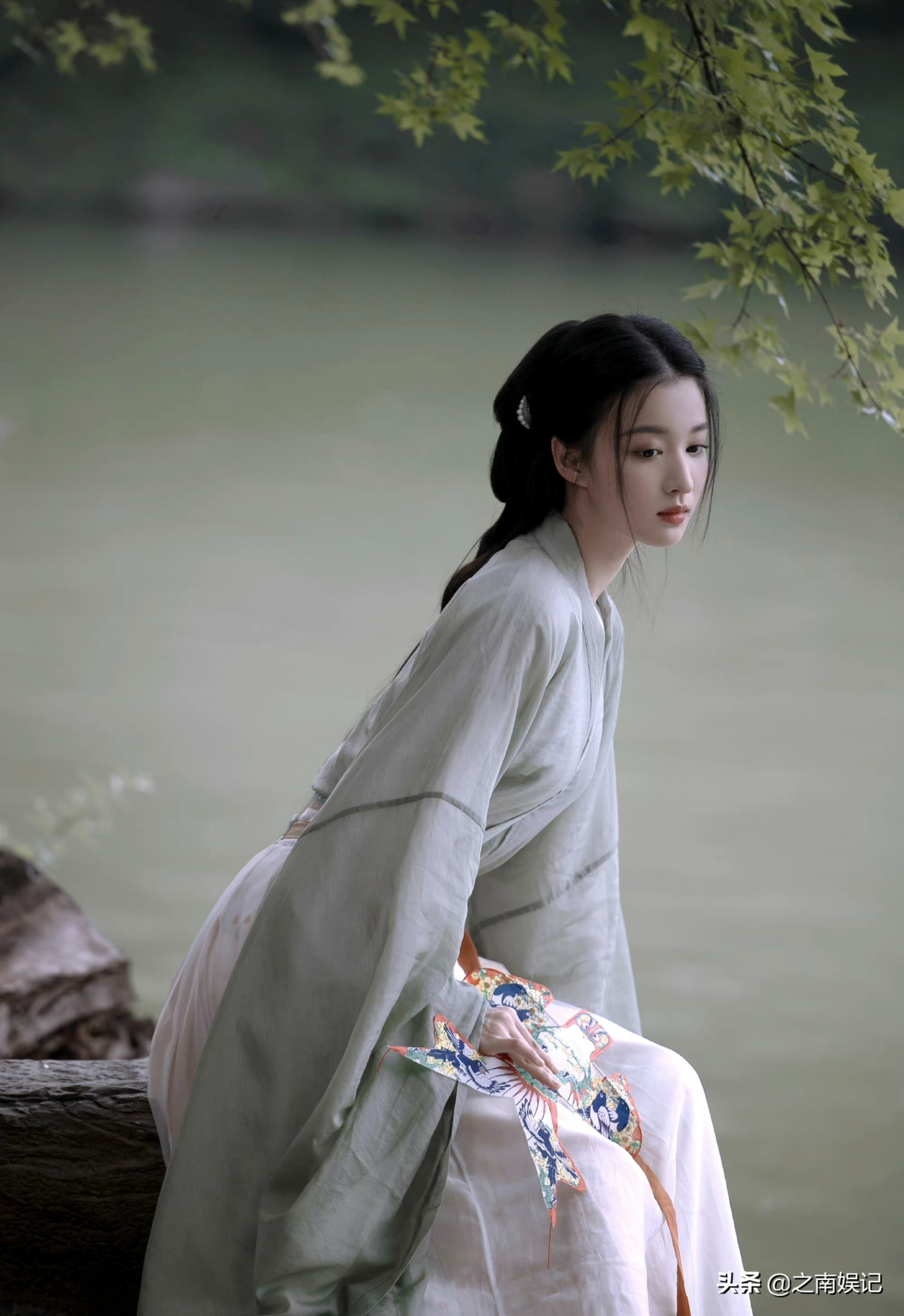 Bí ẩn sau đôi mắt đẹp mơ màng của