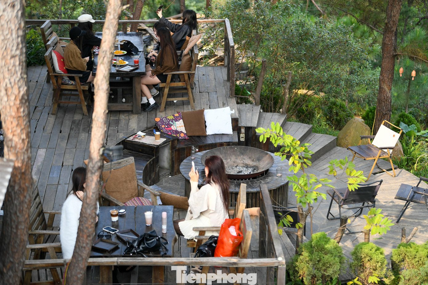 Giới trẻ lên núi uống cà phê, tận hưởng không khí đầu năm - 14