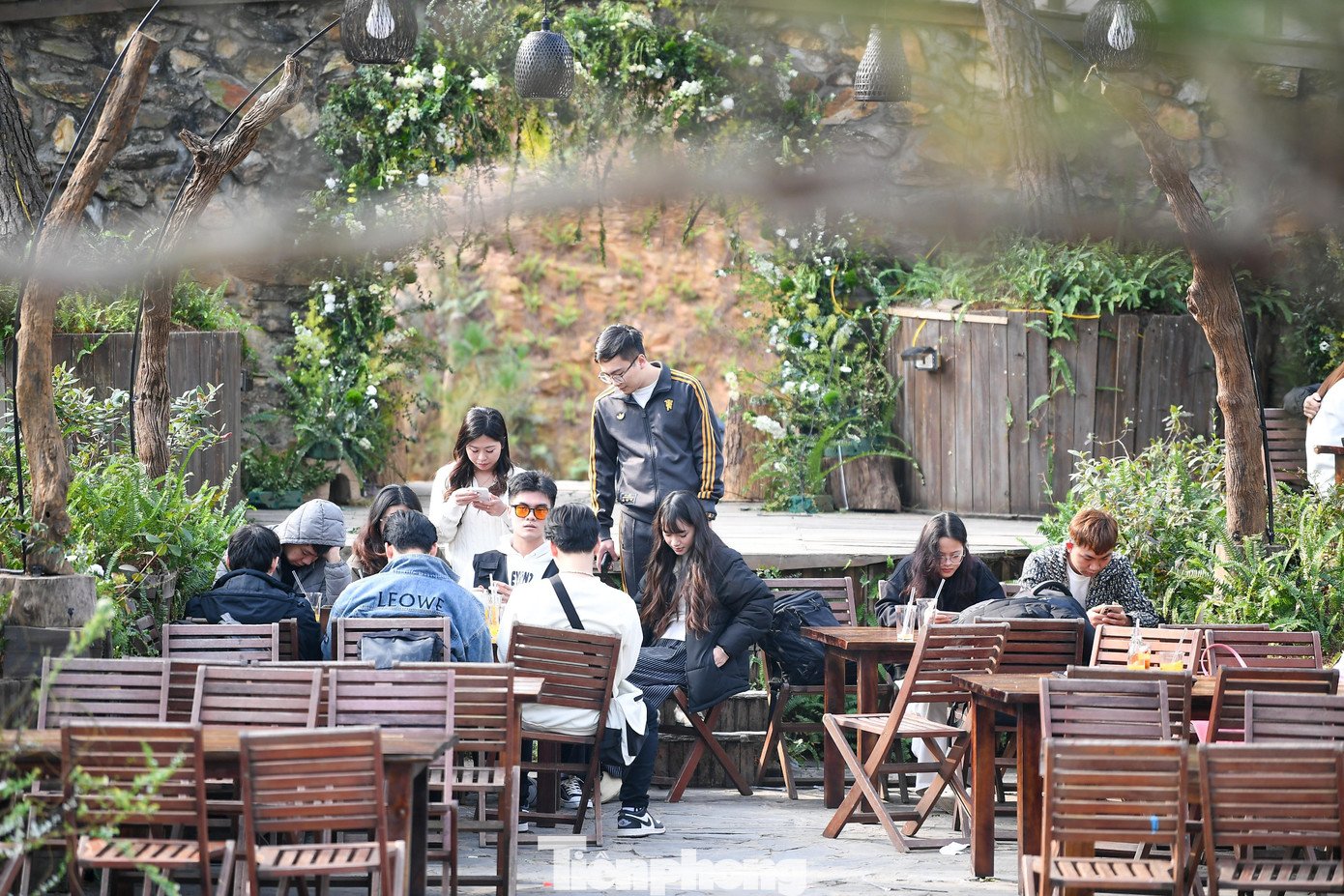 Giới trẻ lên núi uống cà phê, tận hưởng không khí đầu năm - 13