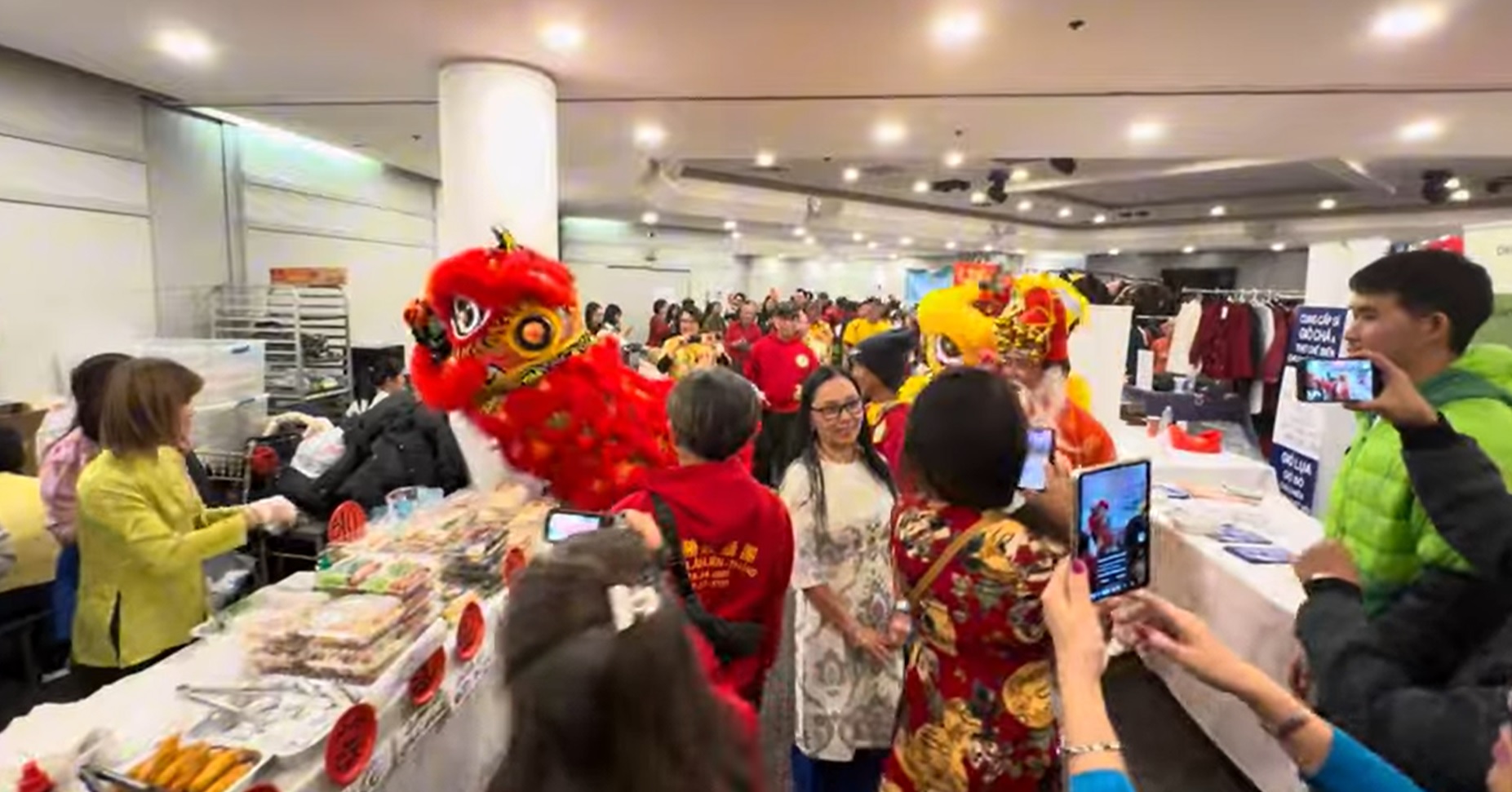 Sắc xuân rạng rỡ trong những hội chợ Tết Việt nơi xứ người- Ảnh 8.