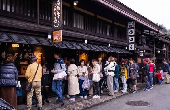 Quán cafe cho khách chi 170 nghìn đồng để không phải xếp hàng: Chỉ cần xuất vé đã có thể chen trước người đầu tiên- Ảnh 2.