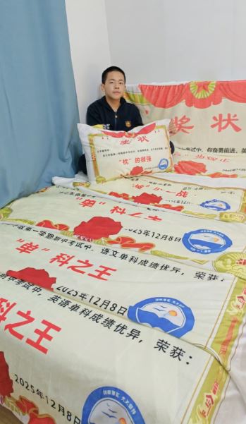 Giải thưởng bá đạo: Trường học tặng chăn ga gối đệm cá nhân hóa cho top học sinh, phụ huynh xin dùng ngay không cần giặt!- Ảnh 4.