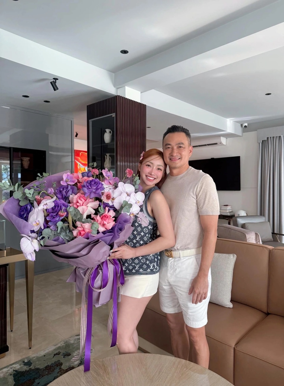 Diễn viên sở hữu tài sản nghìn tỉ, biệt thự từ Việt Nam đến London: Hôn nhân viên mãn bên vợ kém 16 tuổi- Ảnh 6.