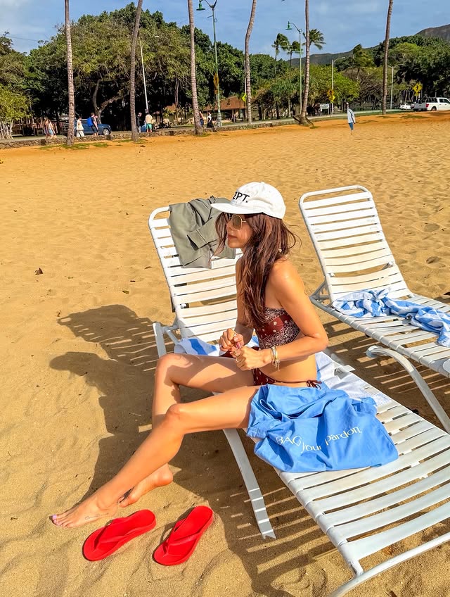 Mỹ nhân Tiệm Cà Phê Hoàng Tử diện bikini nóng “bỏng mắt”, biết tuổi tác thật mà choáng!- Ảnh 2. Mỹ nhân Tiệm Cà Phê Hoàng Tử diện bikini nóng “bỏng mắt”, biết tuổi tác thật mà choáng!- Ảnh 2.