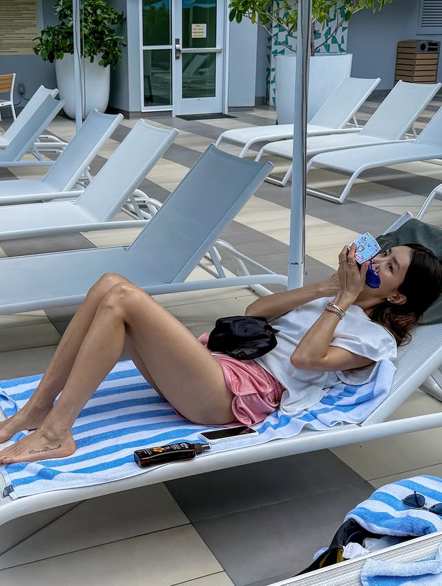 Mỹ nhân Tiệm Cà Phê Hoàng Tử diện bikini nóng “bỏng mắt”, biết tuổi tác thật mà choáng!- Ảnh 4. Mỹ nhân Tiệm Cà Phê Hoàng Tử diện bikini nóng “bỏng mắt”, biết tuổi tác thật mà choáng!- Ảnh 4.