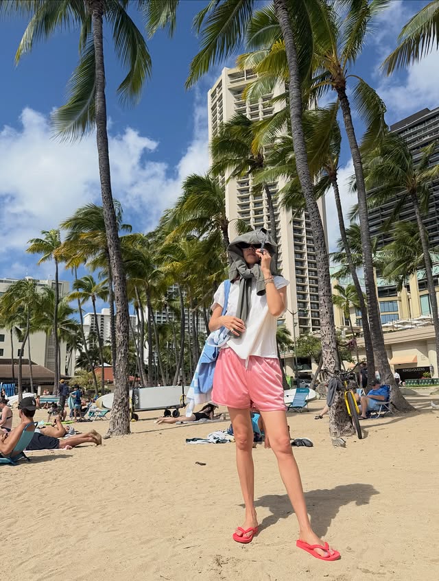 Mỹ nhân Tiệm Cà Phê Hoàng Tử diện bikini nóng “bỏng mắt”, biết tuổi tác thật mà choáng!- Ảnh 5. Mỹ nhân Tiệm Cà Phê Hoàng Tử diện bikini nóng “bỏng mắt”, biết tuổi tác thật mà choáng!- Ảnh 5.