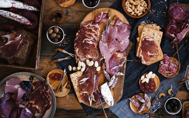 Vì sao người châu Âu thích các món thịt hun khói?- Ảnh 1.