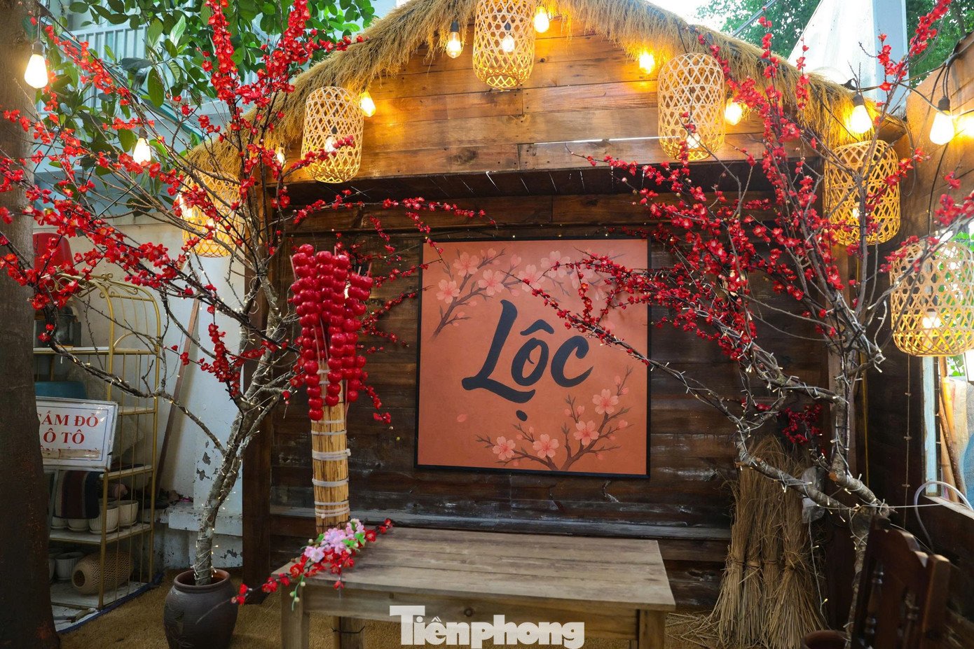 check-tet-1-1770947958-621-width1390height927 Giới trẻ Thủ đô check-in quán cà phê như ‘phim trường Tết’ - 5