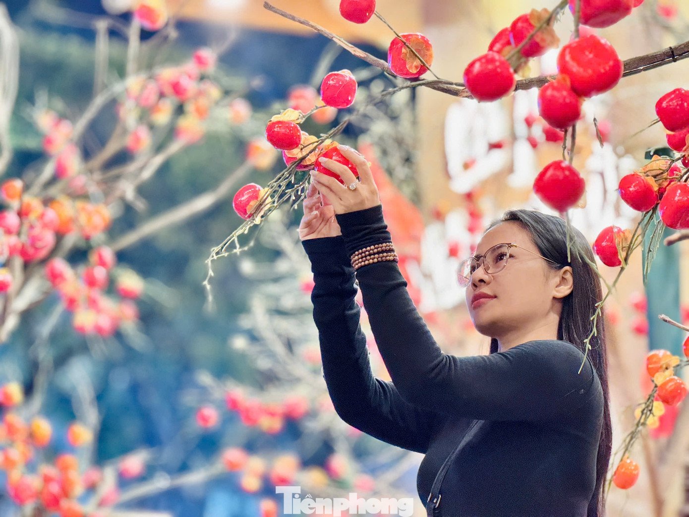 check-tet-4-1770947973-923-width1390height1043 Giới trẻ Thủ đô check-in quán cà phê như ‘phim trường Tết’ - 8