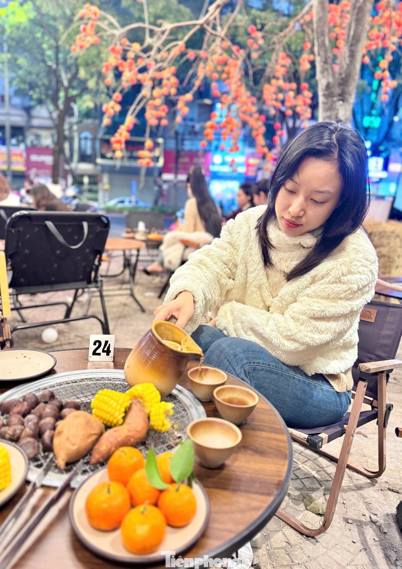 check-tet-5-1770947996-128-width1390height1968 Giới trẻ Thủ đô check-in quán cà phê như ‘phim trường Tết’ - 11