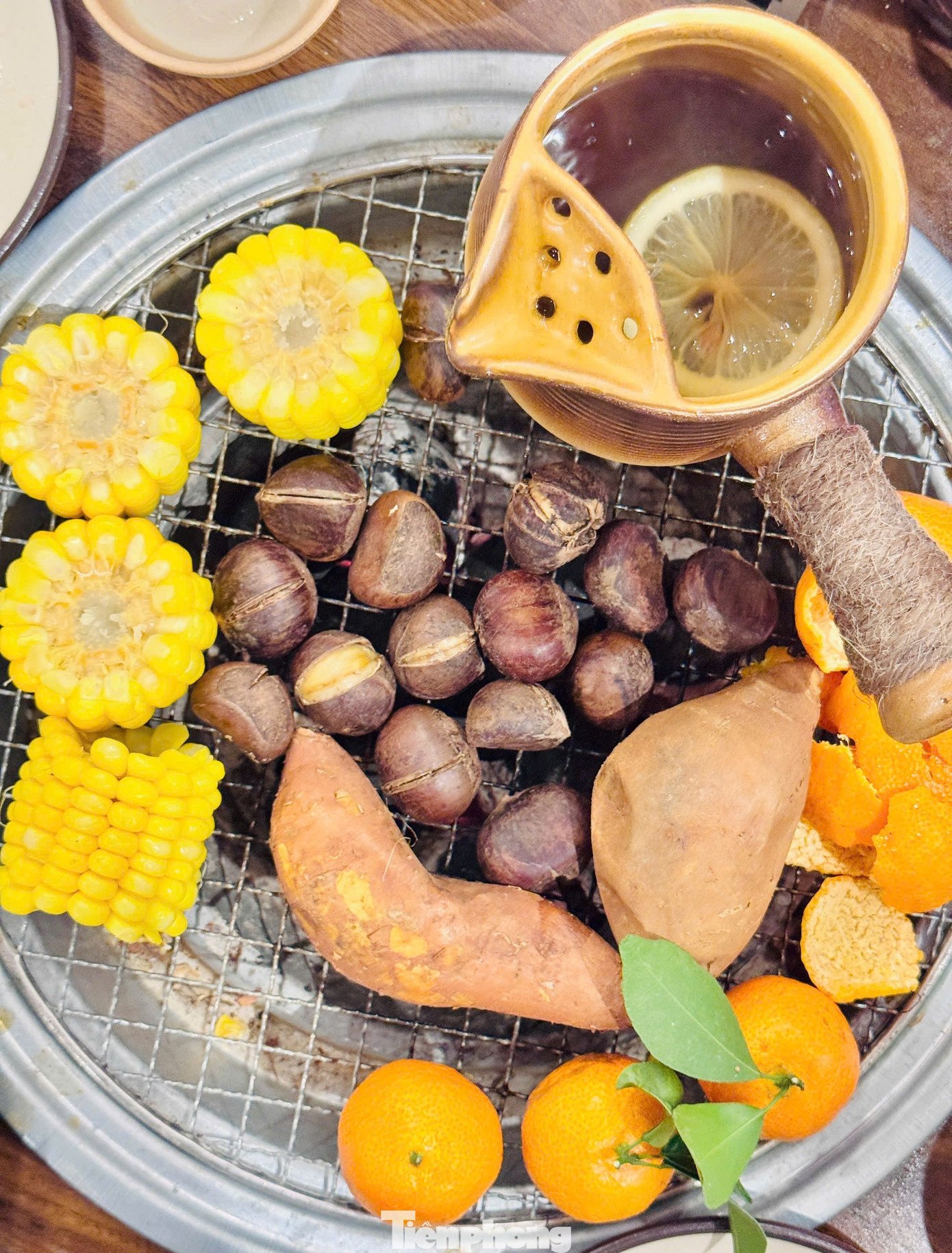 check-tet-6-1770947996-956-width1390height1829 Giới trẻ Thủ đô check-in quán cà phê như ‘phim trường Tết’ - 10