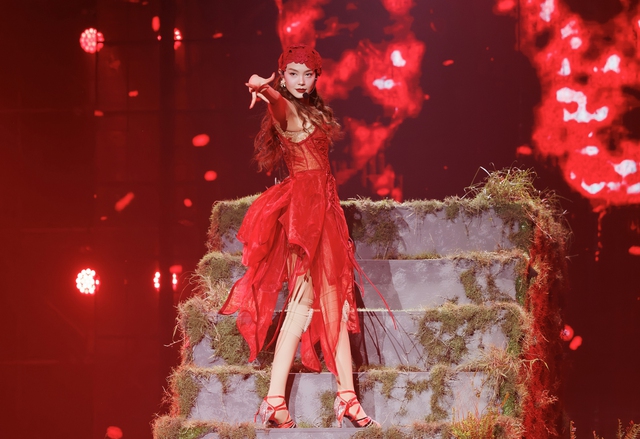 Mỹ nhân Việt đầu tiên được vinh danh nghệ sĩ xuất sắc nhất châu Á, đã đẹp còn sang như dát kim cương lên người- Ảnh 4.