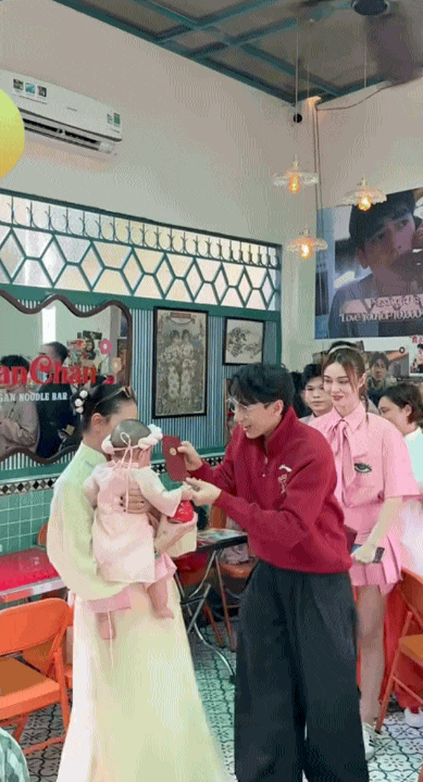 Ngô Thanh Vân lần đầu hé lộ gương mặt con gái, Tết đầu tiên của bé Gạo gây sốt với màn nhận lì xì xứng danh ái nữ- Ảnh 3.