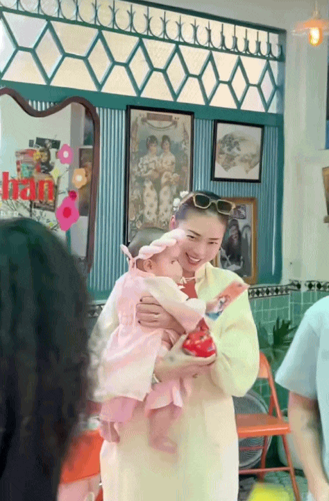 Ngô Thanh Vân lần đầu hé lộ gương mặt con gái, Tết đầu tiên của bé Gạo gây sốt với màn nhận lì xì xứng danh ái nữ- Ảnh 4.