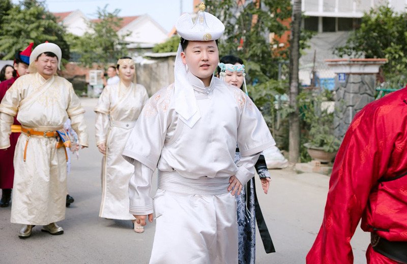 Chú rể (áo trắng) cùng đoàn nhà trai đi hỏi cưới 