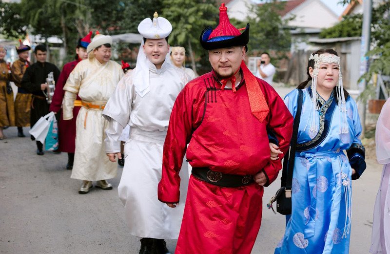 Chú rể (áo trắng) cùng đoàn nhà trai đi hỏi cưới 