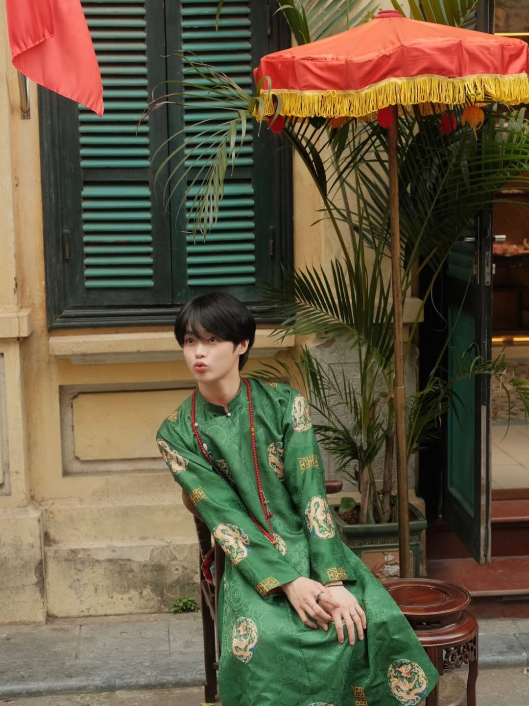 Nam thần trong nhóm nhạc Hàn Quốc tung ngay bộ ảnh áo dài đón Tết, hoá ra vì lý do đặc biệt!- Ảnh 2.