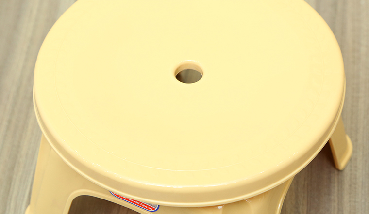 Vì sao trên mặt ghế nhựa lại thường có một lỗ tròn? Không đơn giản như nhiều người nghĩ- Ảnh 2.