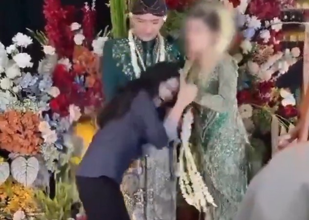 Bạn gái cũ hôn tay chú rể trong đám cưới, cô dâu có phản gây sốc- Ảnh 1.