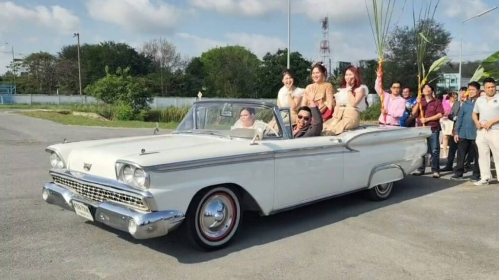 Cô dâu mang sính lễ, lái xe mui trần đến cầu hôn chú rể- Ảnh 1. img