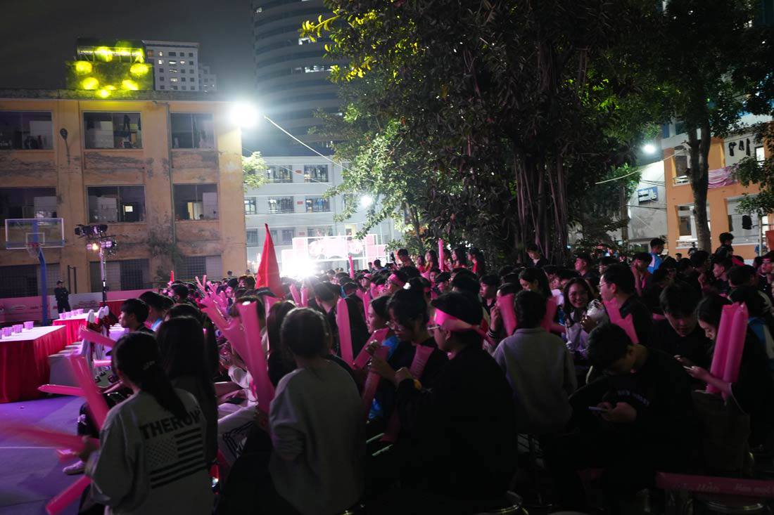 Sinh viên Đại học Giao thông Vận tải Hà Nội cổ vũ đội tuyển Việt Nam trước trận chung kết Seagame 33.