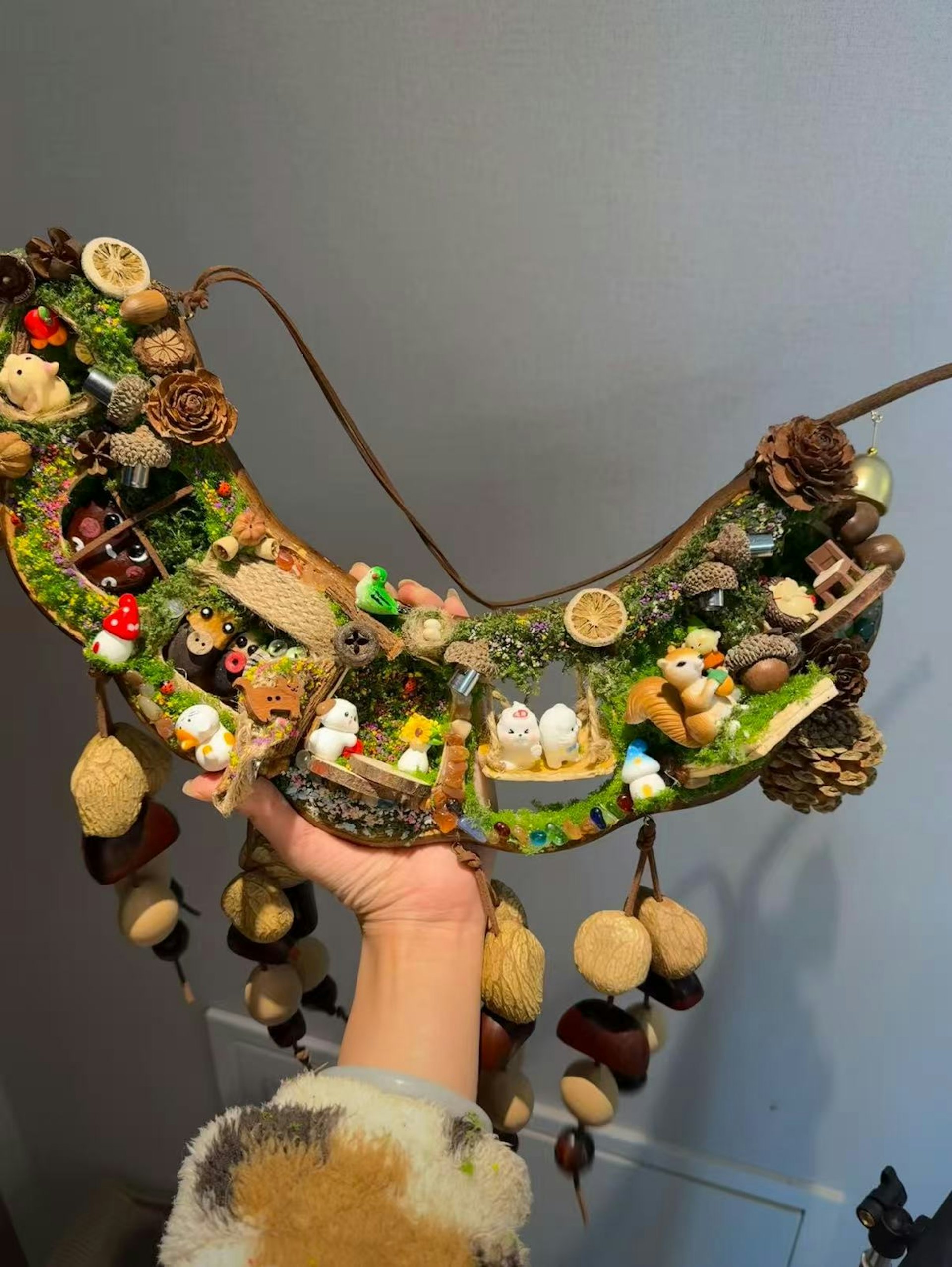 Cô gái thản nhiên quấn