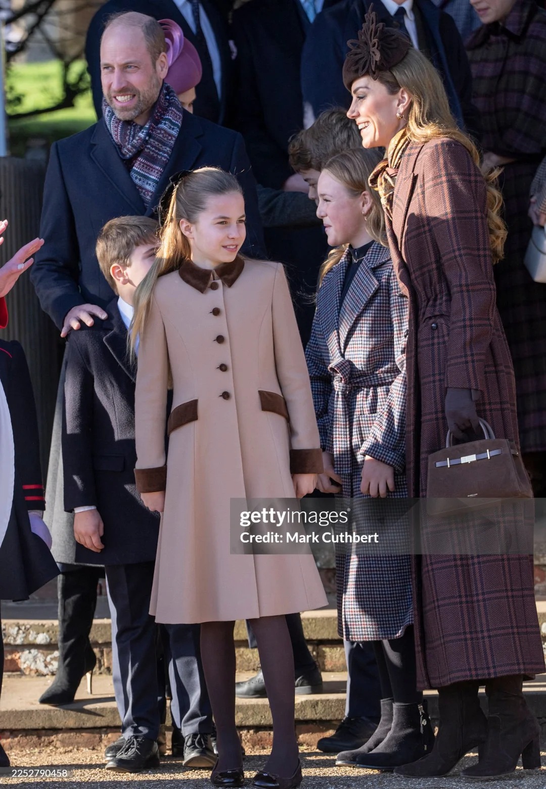 "Công chúa hạt dẻ" nhà Kate: Charlotte 10 tuổi khí chất ngút ngàn, diện đồ "Old Money" chuẩn người thừa kế sáng giá cong chua charlotte hoang gia anh 10 17667191343481495619204 1766740900774 1766740901045896538911