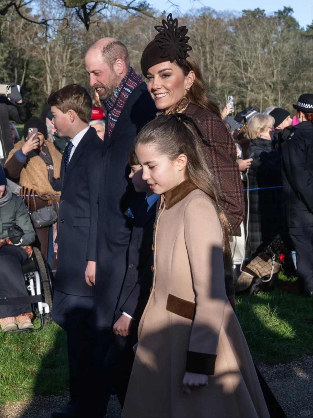 "Công chúa hạt dẻ" nhà Kate: Charlotte 10 tuổi khí chất ngút ngàn, diện đồ "Old Money" chuẩn người thừa kế sáng giá cong chua charlotte hoang gia anh 15 1766719084190134514784 1766740876224 17667408764651777776288