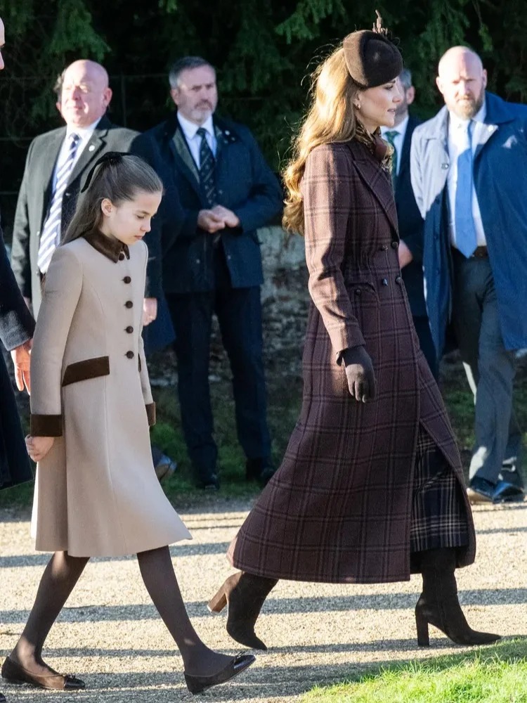 "Công chúa hạt dẻ" nhà Kate: Charlotte 10 tuổi khí chất ngút ngàn, diện đồ "Old Money" chuẩn người thừa kế sáng giá cong chua charlotte hoang gia anh 16 17667190841962091711457 1766740877050 1766740877292869449419