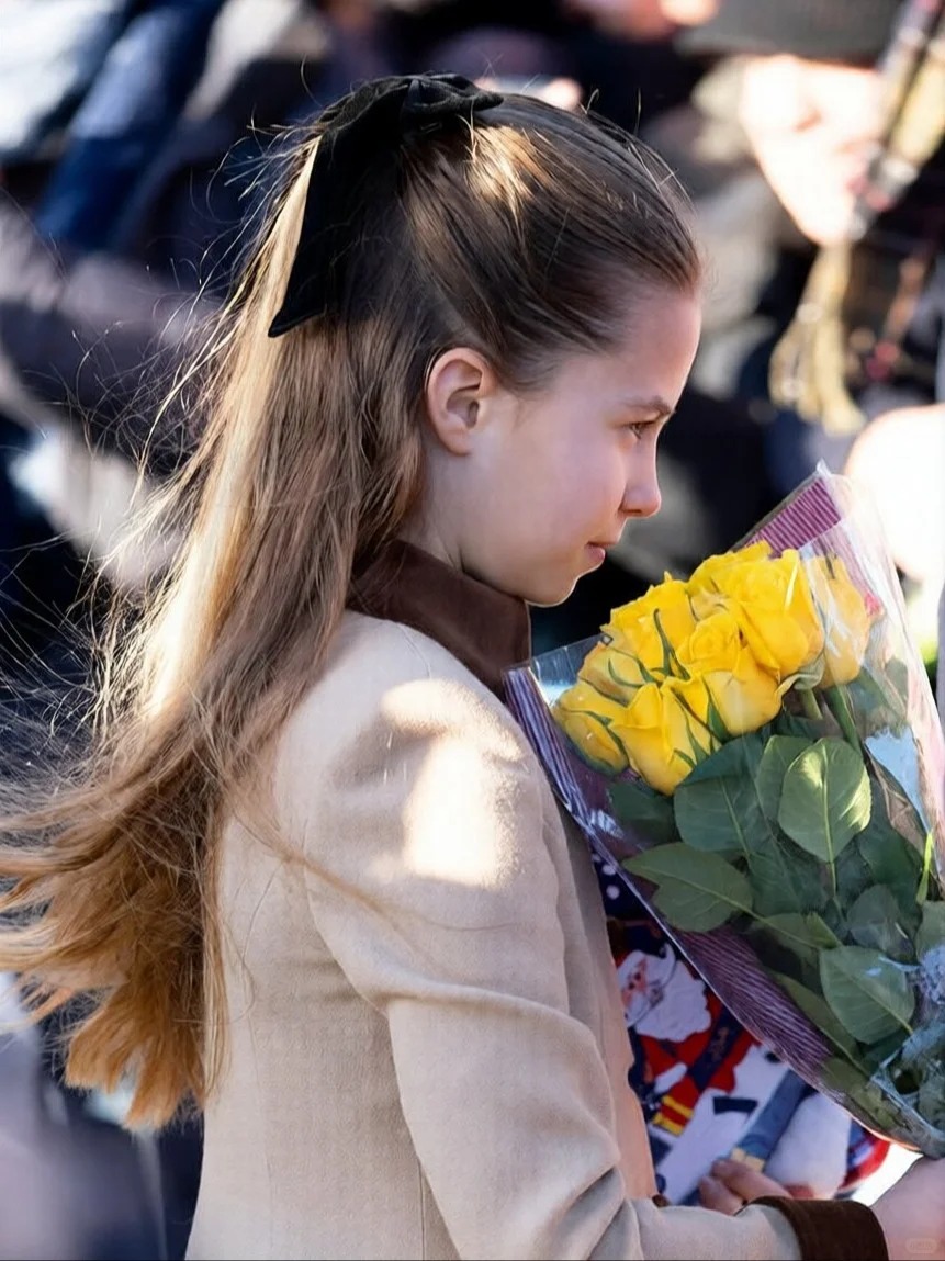 "Công chúa hạt dẻ" nhà Kate: Charlotte 10 tuổi khí chất ngút ngàn, diện đồ "Old Money" chuẩn người thừa kế sáng giá cong chua charlotte hoang gia anh 17 1766719084198996031679 1766740877947 17667408783302092469935