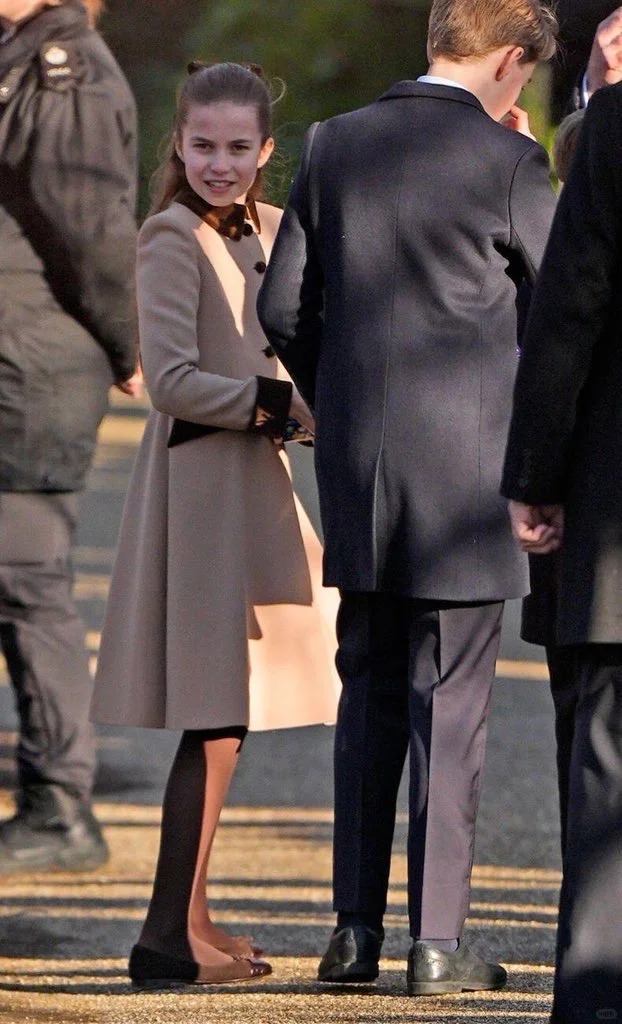 "Công chúa hạt dẻ" nhà Kate: Charlotte 10 tuổi khí chất ngút ngàn, diện đồ "Old Money" chuẩn người thừa kế sáng giá cong chua charlotte hoang gia anh 28 17667190120681074309837 1766740861267 17667408615561049810061