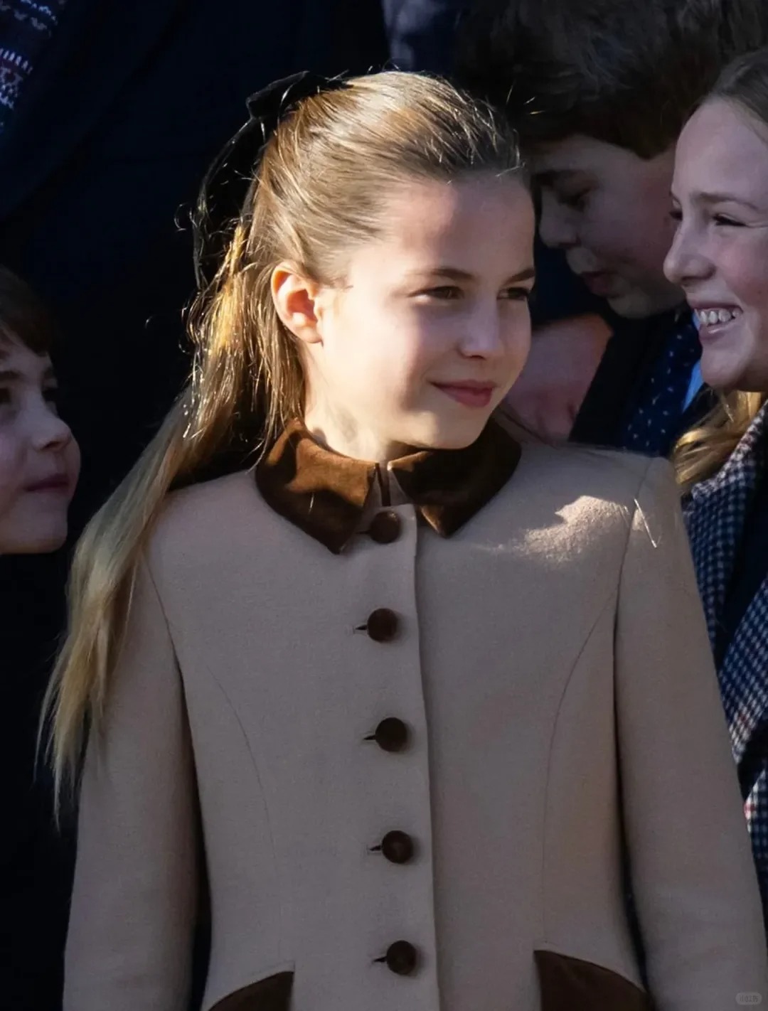 "Công chúa hạt dẻ" nhà Kate: Charlotte 10 tuổi khí chất ngút ngàn, diện đồ "Old Money" chuẩn người thừa kế sáng giá cong chua charlotte hoang gia anh 3 17667191342571366435979 1766740898204 17667408985231642378816