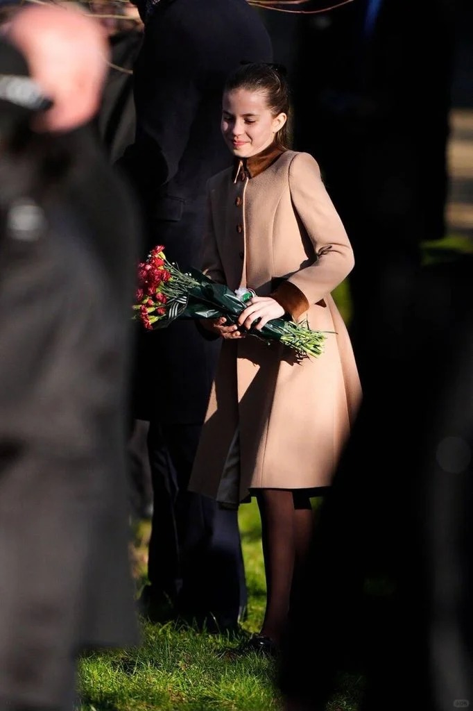 "Công chúa hạt dẻ" nhà Kate: Charlotte 10 tuổi khí chất ngút ngàn, diện đồ "Old Money" chuẩn người thừa kế sáng giá cong chua charlotte hoang gia anh 30 1766719012071242881477 1766740862159 17667408627291339685629