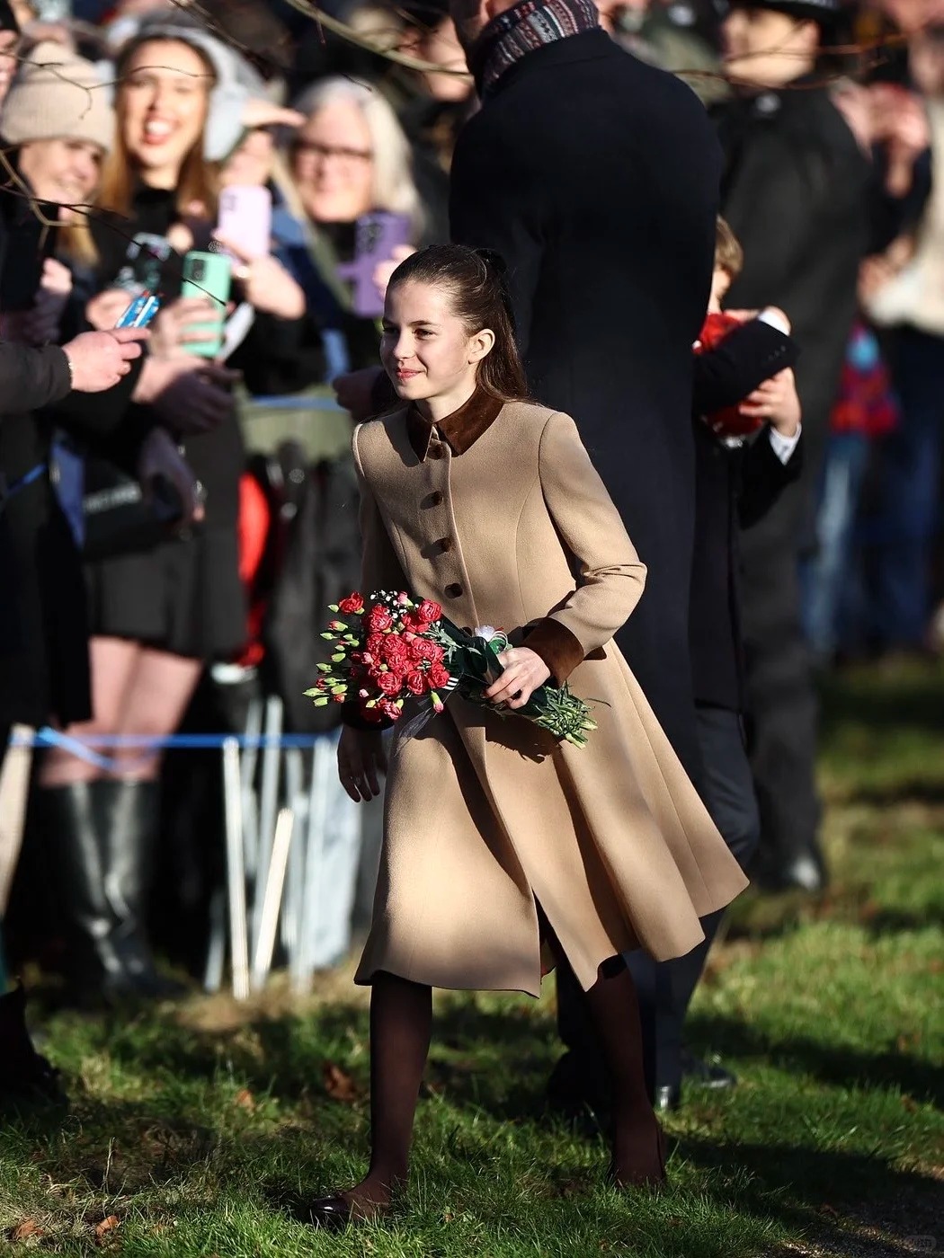 "Công chúa hạt dẻ" nhà Kate: Charlotte 10 tuổi khí chất ngút ngàn, diện đồ "Old Money" chuẩn người thừa kế sáng giá cong chua charlotte hoang gia anh 32 1766719012084381558923 1766740864168 1766740864399711689461