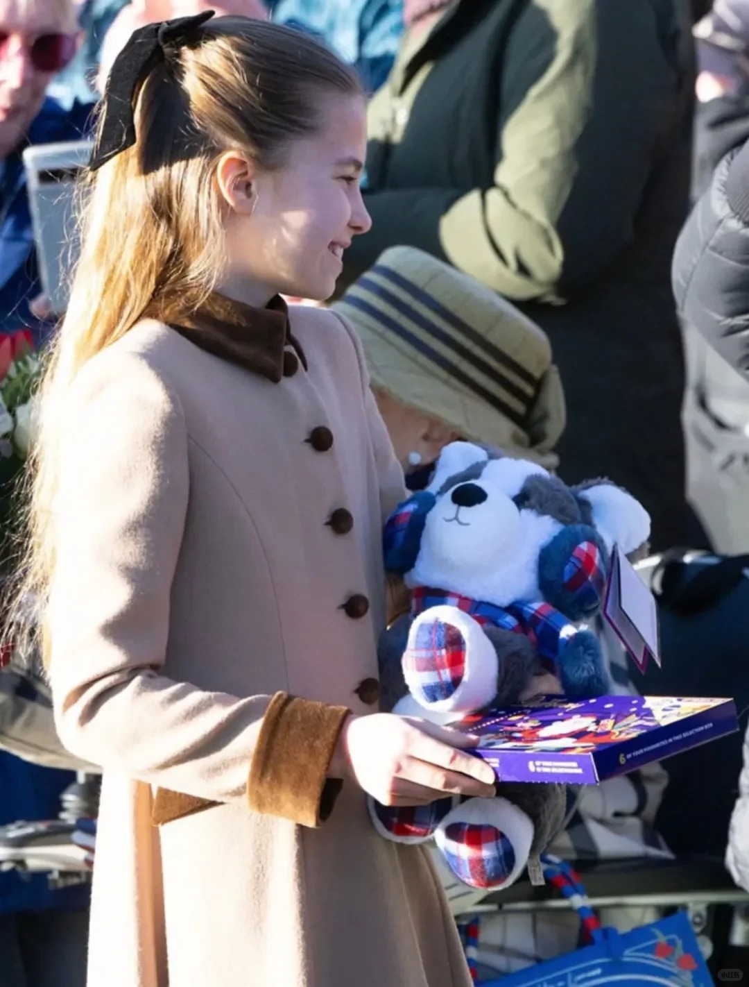 "Công chúa hạt dẻ" nhà Kate: Charlotte 10 tuổi khí chất ngút ngàn, diện đồ "Old Money" chuẩn người thừa kế sáng giá cong chua charlotte hoang gia anh 6 17667190841141405056354 1766740865140 17667408653282125814220