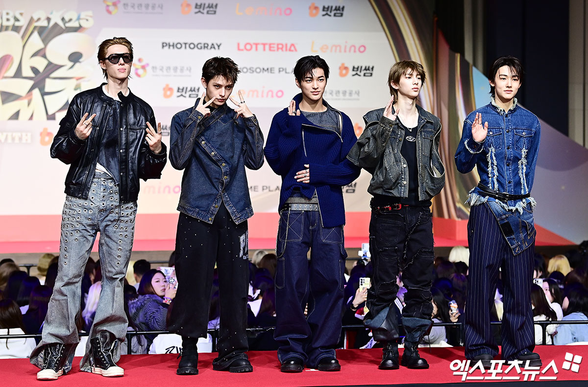 Thảm đỏ hot nhất Giáng sinh 2025: Jang Won Young hóa thiên thần, Winter (aespa) vất vả che dấu ấn tình yêu với Jungkook (BTS)- Ảnh 21.