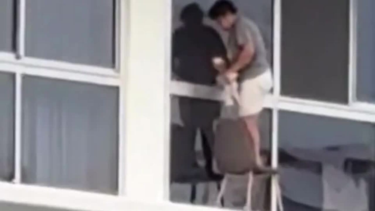 Người phụ nữ gây sốc khi đứng lau cửa sổ ở tầng 16- Ảnh 2.