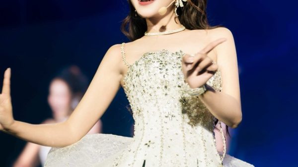 Trào lưu giới trẻ 'biến hình' tại tiệc cuối năm cuoi0nam 1 1769940201 955 width1366height2048