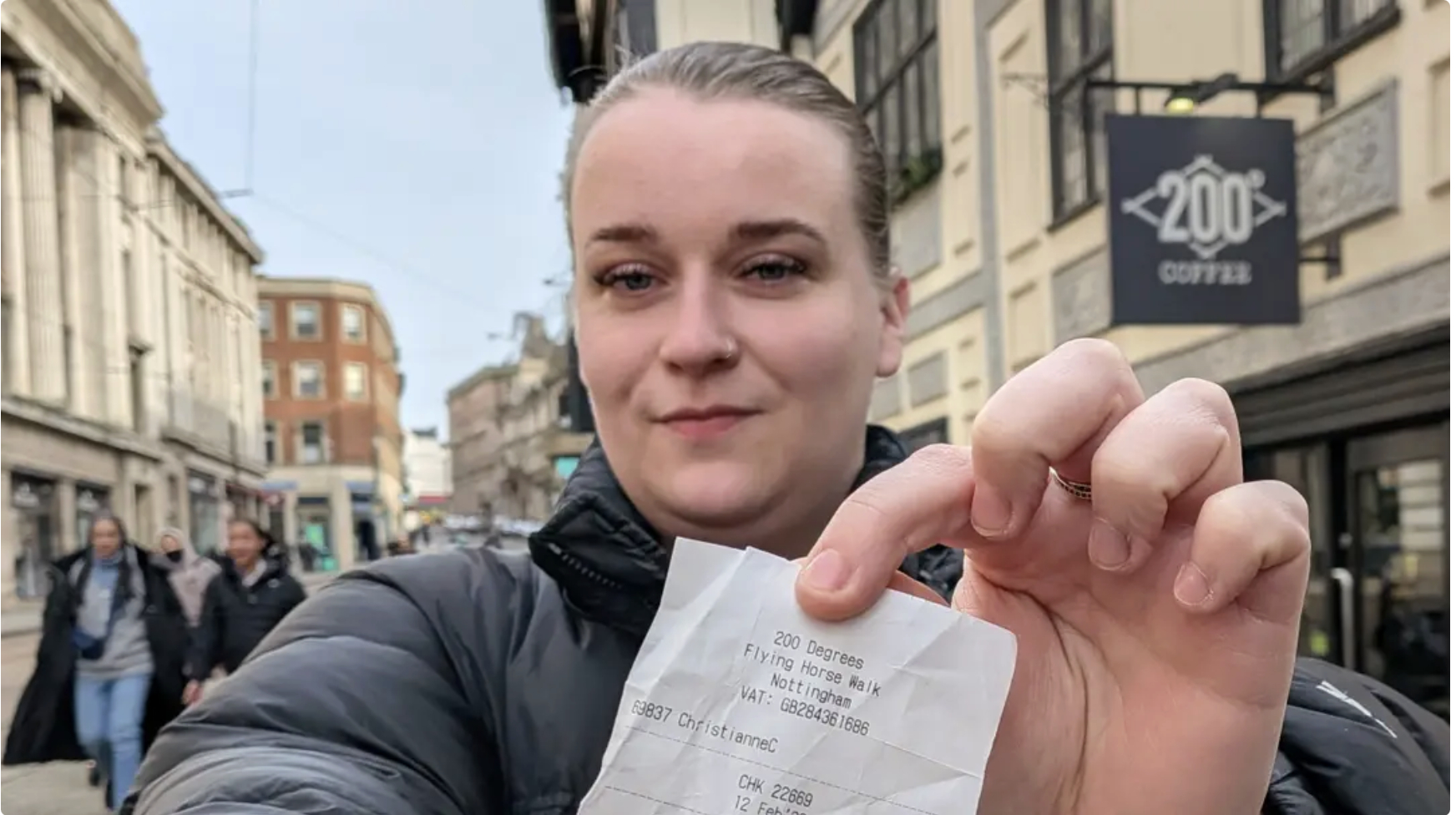 Quẹt thẻ mua matcha latte, cô gái 29 tuổi bỗng thành “người giàu nhất thế giới”: Tài sản vượt xa Elon Musk, gấp 22.500 lần quy mô kinh tế Anh- Ảnh 1.