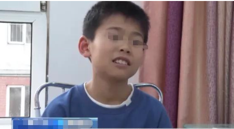 Phát hiện 1 tỷ đồng nằm chơ vơ bên vệ đường, học sinh báo cảnh sát nhưng chủ nhân số tiền khẳng định: Tôi chỉ rút 75 triệu đồng- Ảnh 2. Phát hiện 1 tỷ đồng nằm chơ vơ bên vệ đường, học sinh báo cảnh sát nhưng chủ nhân số tiền khẳng định: Tôi chỉ rút 75 triệu đồng- Ảnh 2.