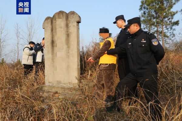 Phát hiện 1,7kg vàng trị giá 6 tỷ đồng dưới ngôi mộ tổ, sự thật khiến ai cũng sửng sốt- Ảnh 2.