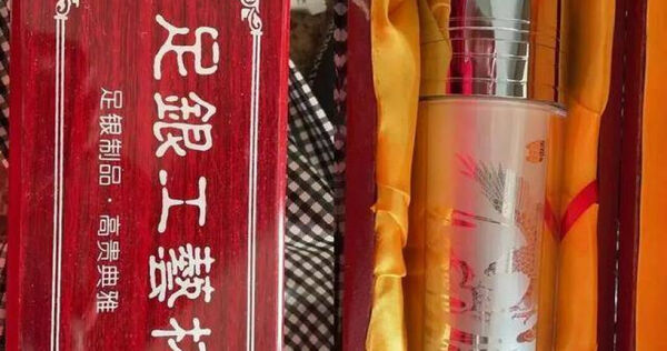 Mua nhẫn kim cương được tặng bình giữ nhiệt bạc nguyên chất, 3 năm sau kim cương mất giá 90% còn quà tặng kèm giá trị gấp 3- Ảnh 1.