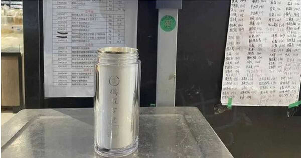 Mua nhẫn kim cương được tặng bình giữ nhiệt bạc nguyên chất, 3 năm sau kim cương mất giá 90% còn quà tặng kèm giá trị gấp 3- Ảnh 2.