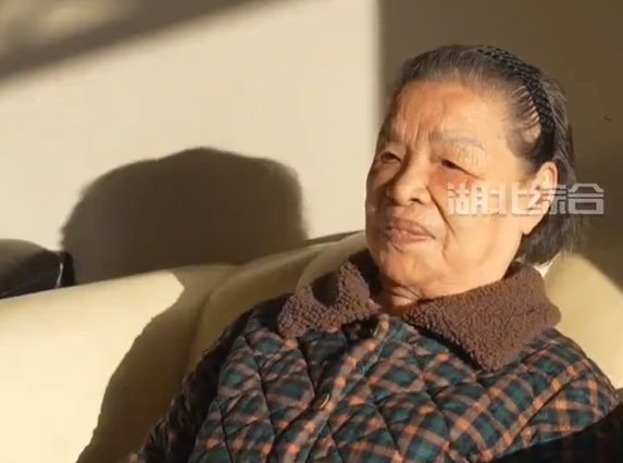 Cụ bà 92 tuổi được mệnh danh là “Công chúa ngủ trong rừng“- Ảnh 1.