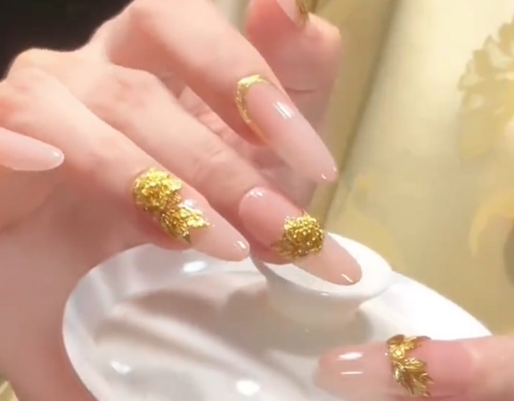 Mẫu nail chơi Tết gây chấn động: Cô gái làm bộ móng bằng vàng giá 100 triệu khiến dân mạng đòi đến quét vụn móng tay- Ảnh 4.