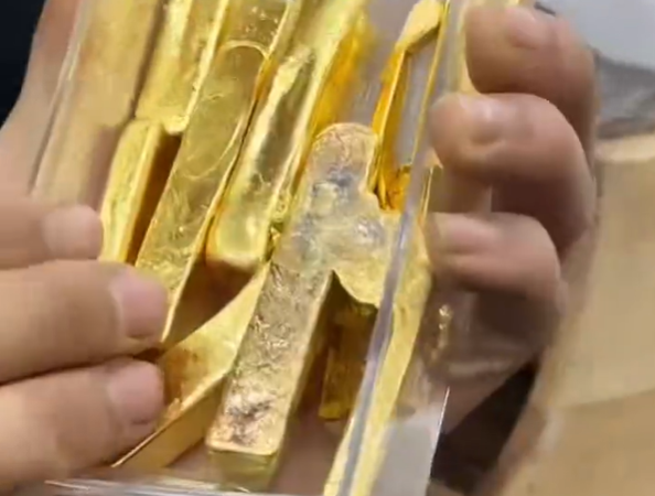 Chủ tiệm kim hoàn quét nhà thu được 1,7kg bột vàng trị giá gần 7 tỷ đồng trong một tháng- Ảnh 1.