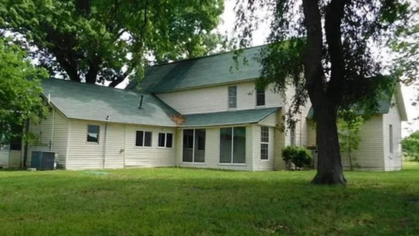 Định mua nhà mới nhưng con liên tục gào khóc, vài năm sau mẹ mới biết mình đã thoát một kiếp nạn sinh tử- Ảnh 1.